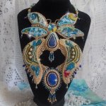 Plastron-Halskette Schmetterling Gold Blau Haute-Couture bestickt mit Edelsteinen, Kristallen, Glasperlen und Rocailles